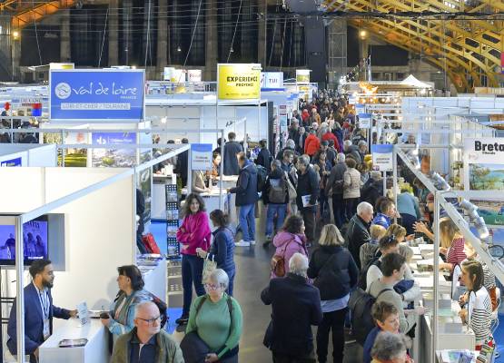 des allées du salon du tourisme avec les visiteurs