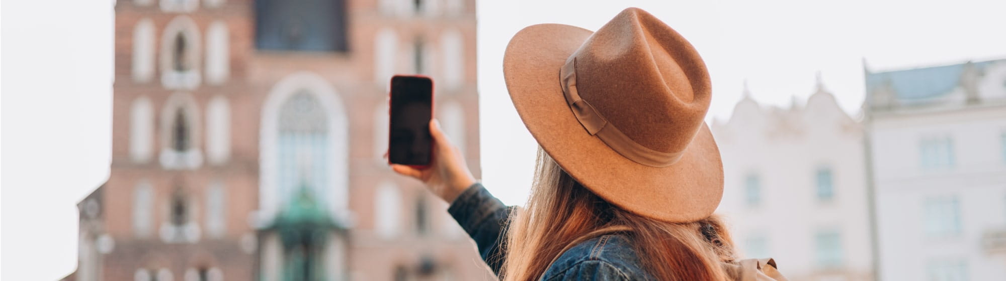 Femme qui prend une photo d'un bâtiment