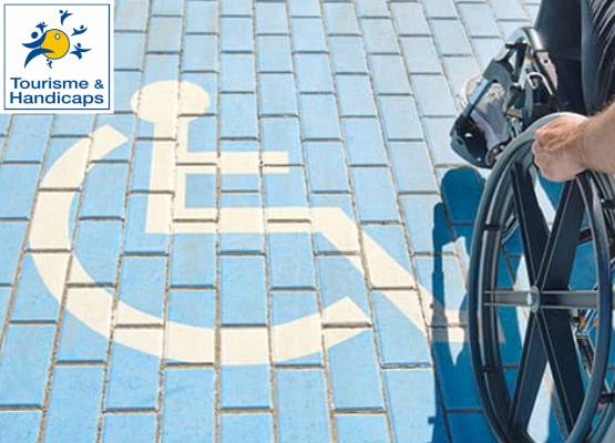 une personne en fauteuil roulant