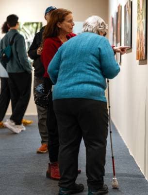 des personnes qui regardent une exposition photo