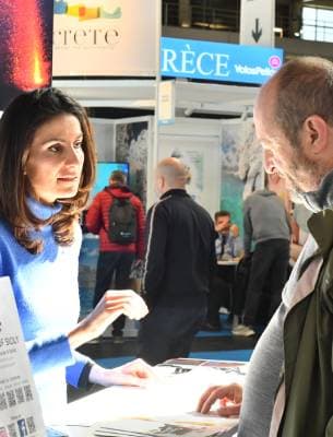 une exposante qui parle avec un visiteur