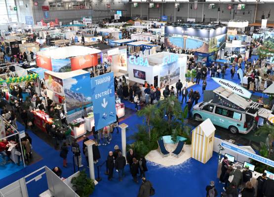les allées du salon mondial du tourisme à Paris