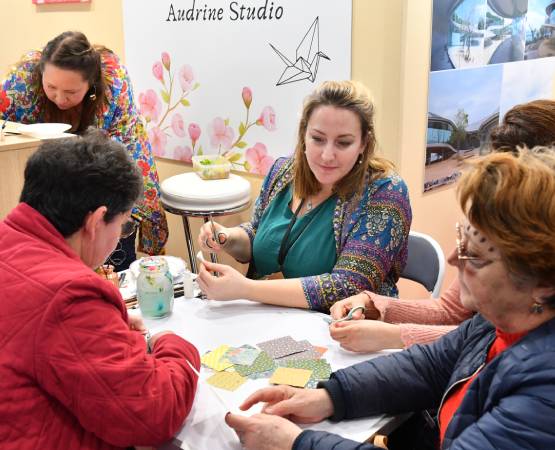 des femmes qui font du collage