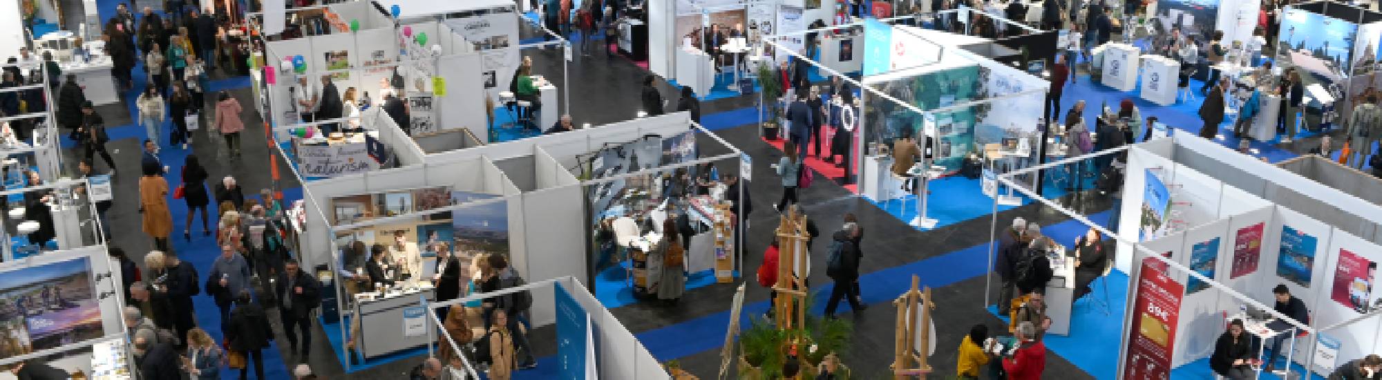 Le Salon Mondial du Tourisme vu de haut avec les stands. 