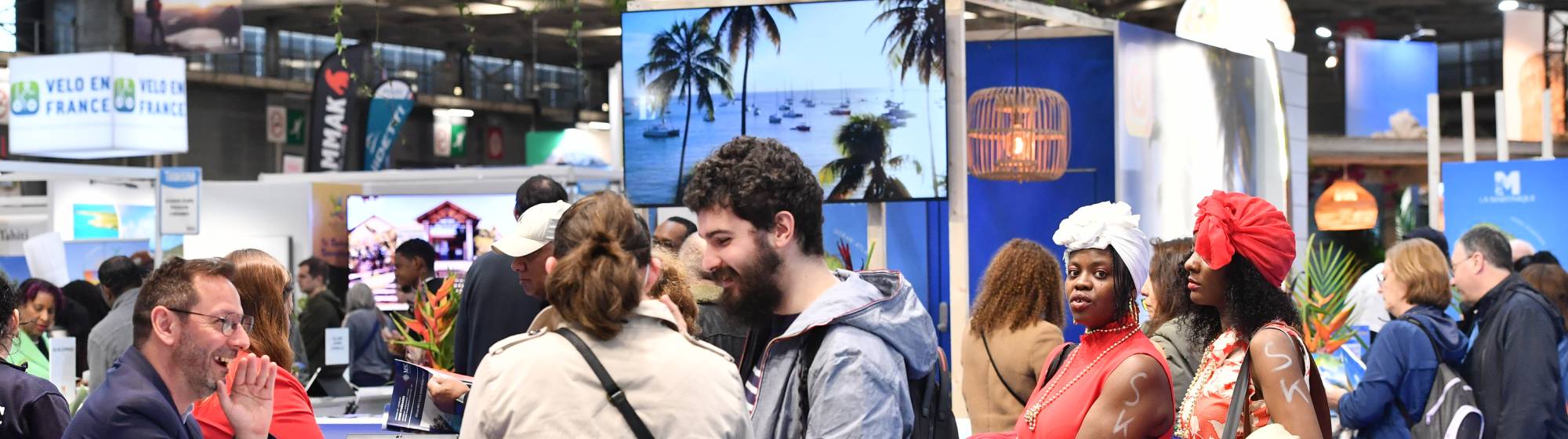 des personnes qui visitent les allées du salon