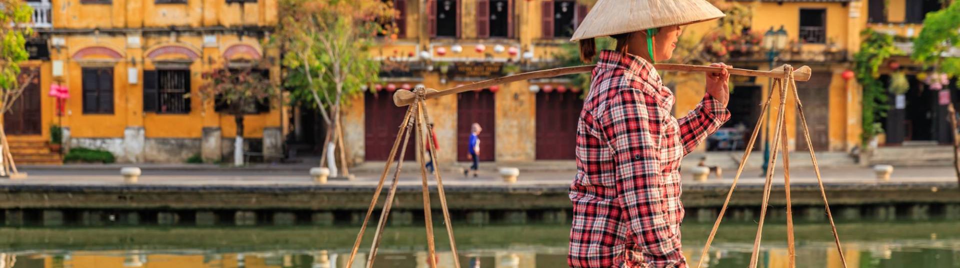une femme asiatique portant deux paniers