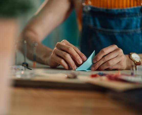 une personne qui fabrique un origami