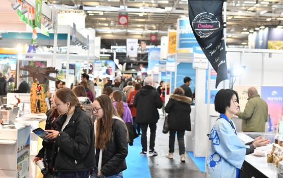 Une allée avec des visiteurs au Salon Mondial du Tourisme de Paris