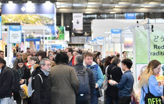 Une allée avec des visiteurs du Salon Mondial du Tourisme