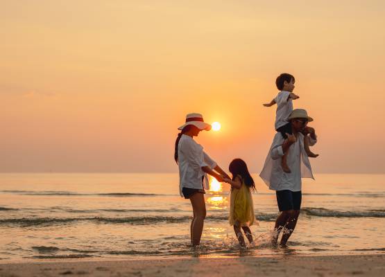 un couple et leurs enfants sur la plage