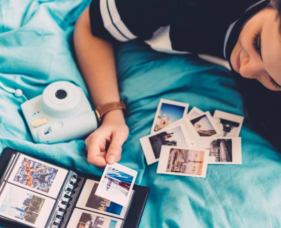 une fille et son polaroid