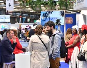 des personnes qui visitent les allées du salon