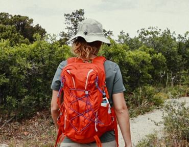 une femme avec son sac à dos qui marche