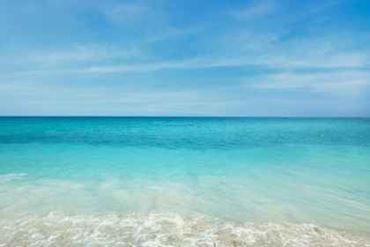 La mer et une plage de sable blanc