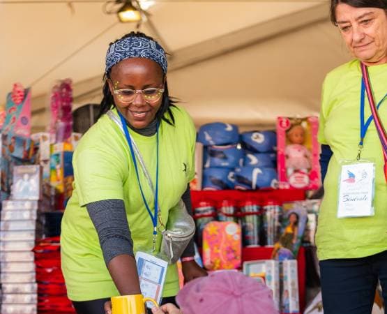 un homme et une femme qui distribue un cadeau