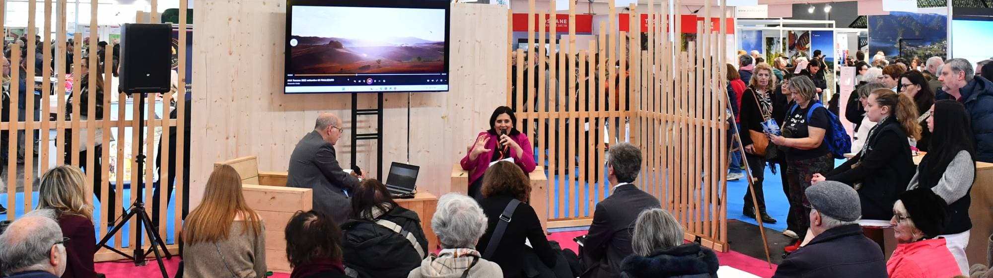 2 conférenciers qui tiennent une conférence