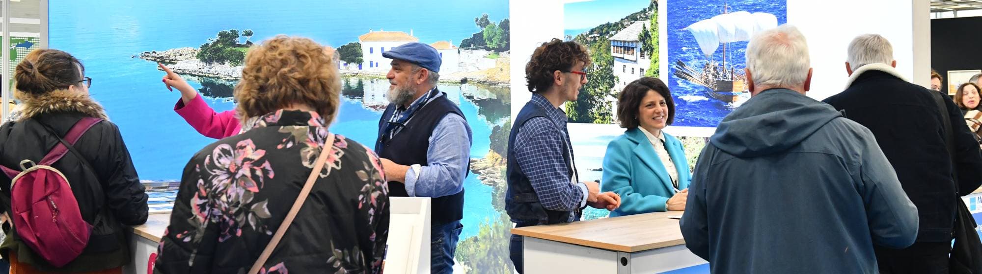 des exposants qui échangent avec des visiteurs sur le salon