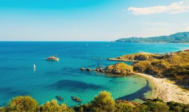 une vue panoramique d'une plage