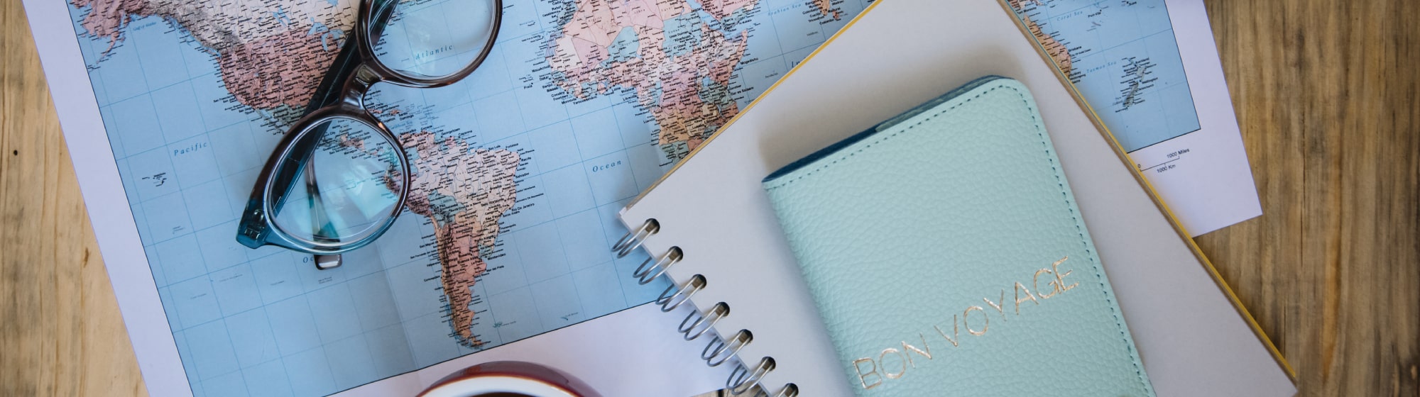 Des objets de voyage et une carte du monde