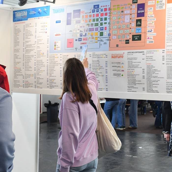 une fille qui regarde le plan du salon