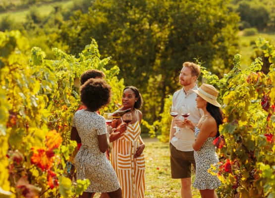 Jeunes qui profitent dans une vigne
