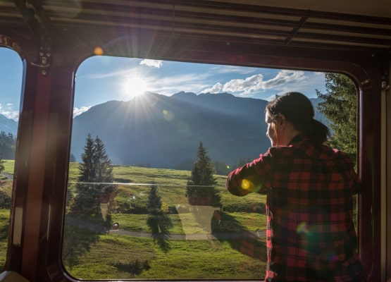 Fille qui regarde par la fenêtre du train