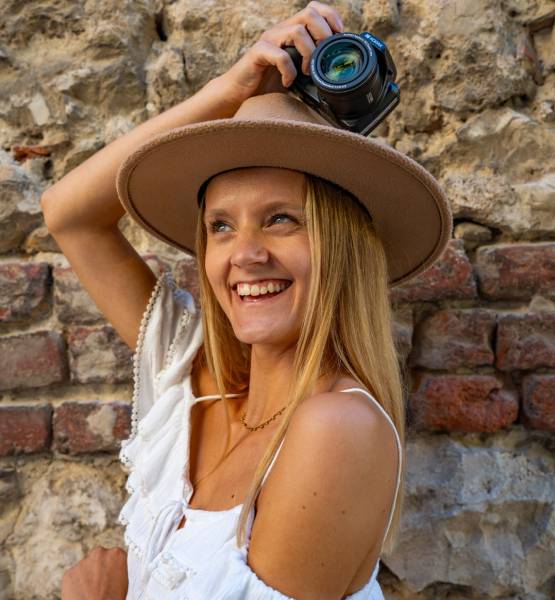 une jeune femme avec un appareil photo