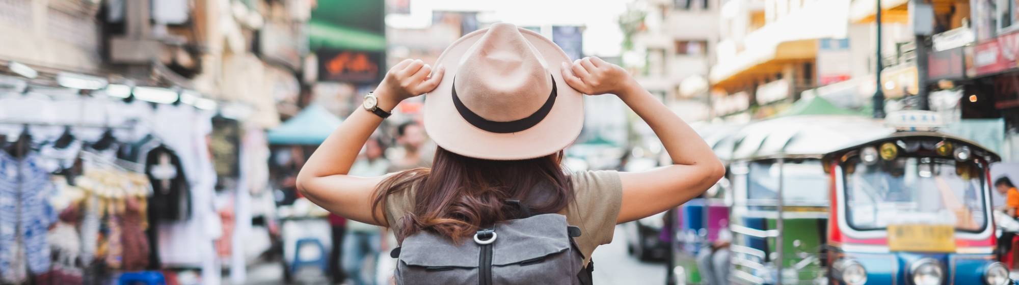 une fille avec un chapeau et son sac à dos