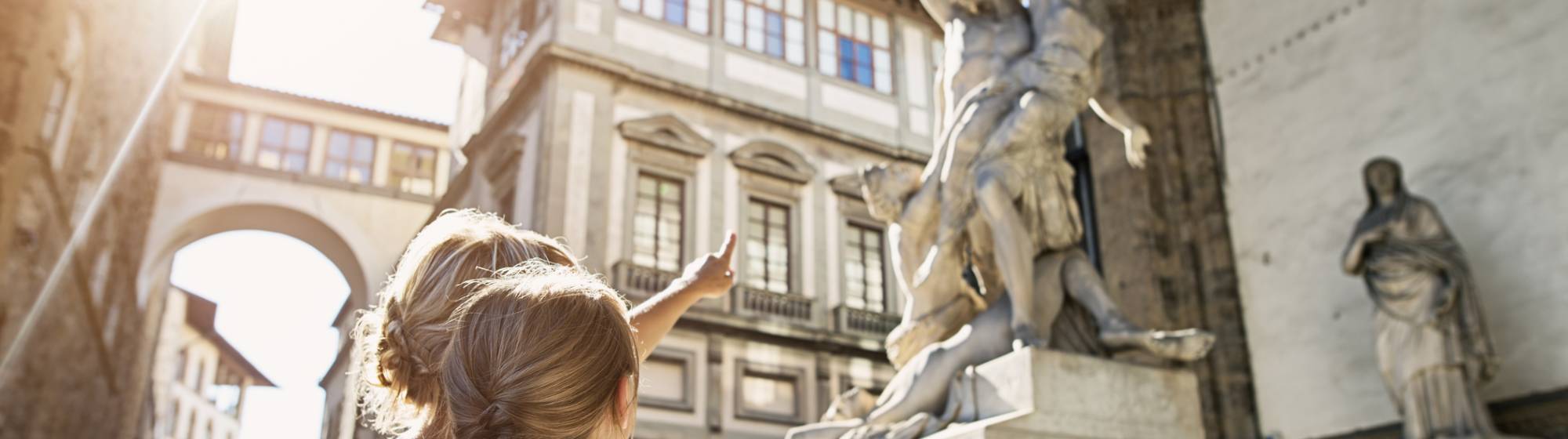 des personnes qui pointent du doigt une statue
