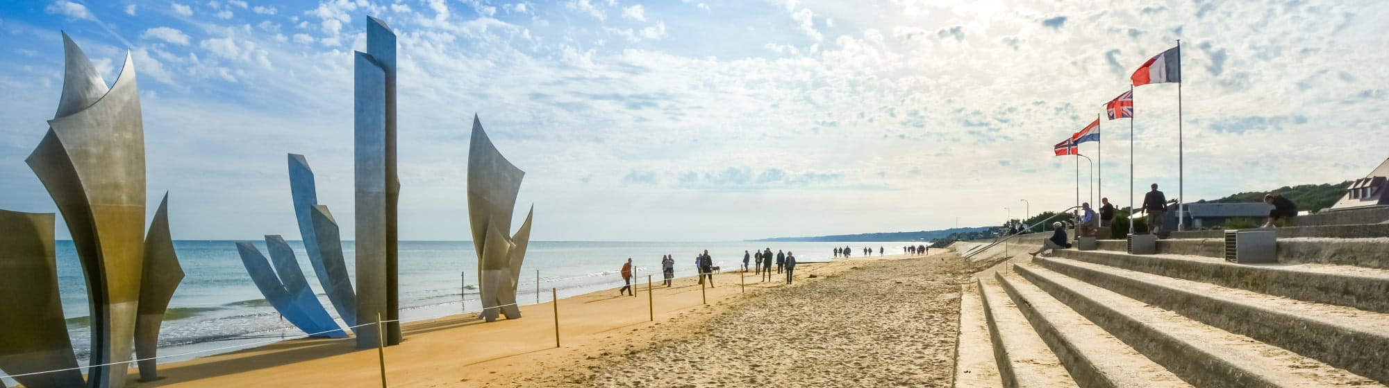 Vue d'une plage avec des drapeaux