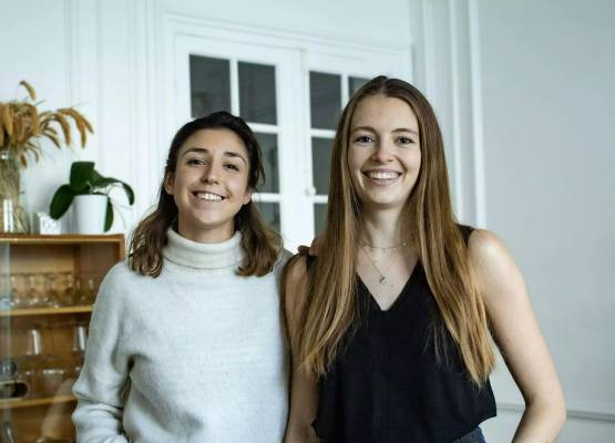 2 jeunes femmes qui sourient