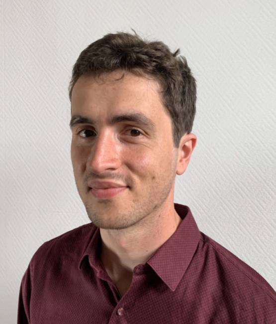 un jeune homme qui porte une chemise