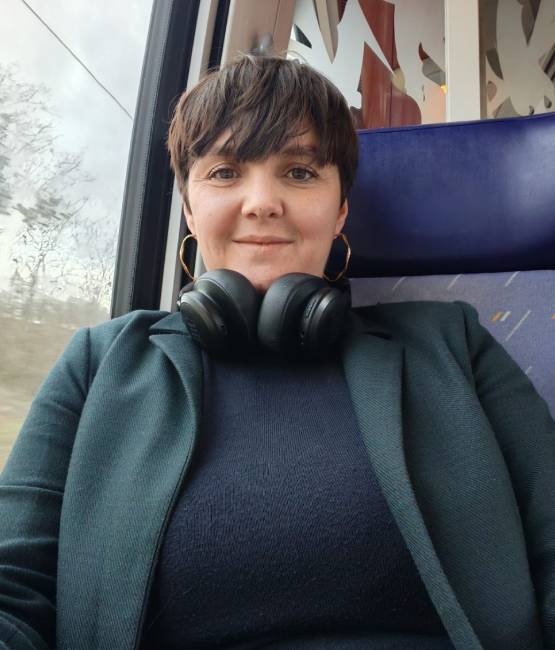 une femme dans un train
