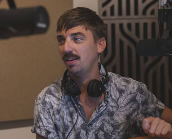 un jeune homme avec un casque audio