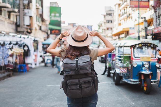 une fille avec un chapeau et son sac à dos