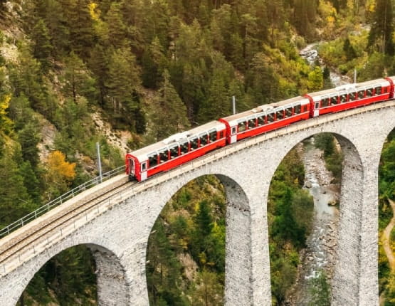 Vue panoramique d'un train sur un pont