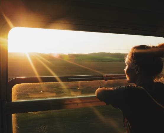 une femme qui regarde par la fenêtre du train