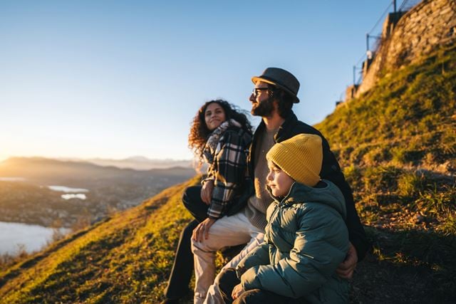 une famille assise en montagne
