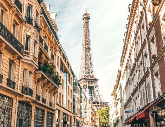 la tour eiffeil prise depuis en bas