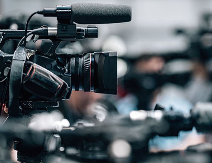 Une caméra et un micro en direction de l'interview