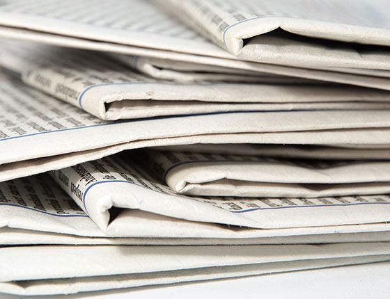 Une pile de journaux blancs