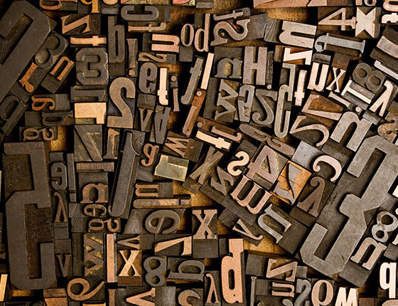 Un assortiment de lettres en bois