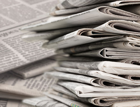 Une pile de journaux