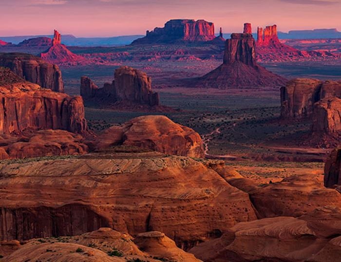 Le coucher de soleil sur le désert de l'Ouest américain