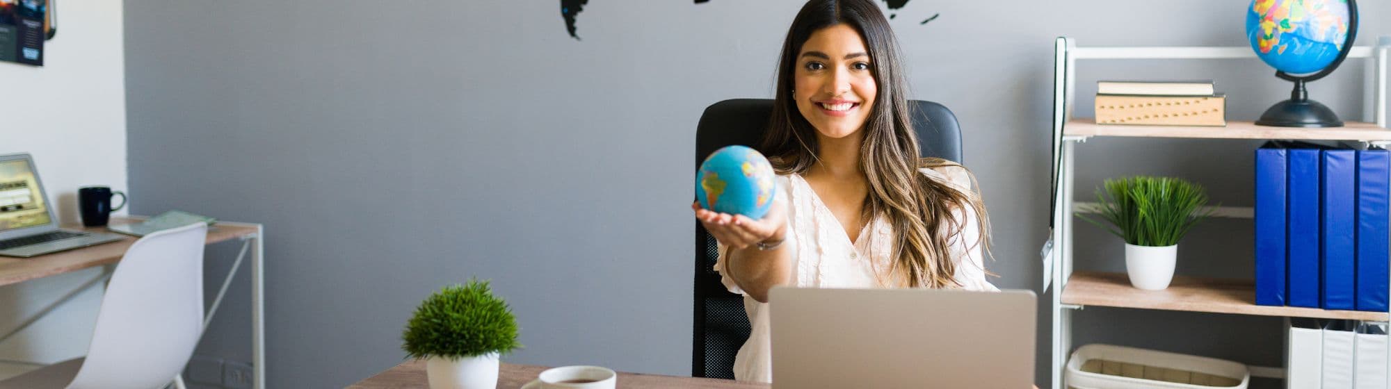 une femme qui tient un globe 