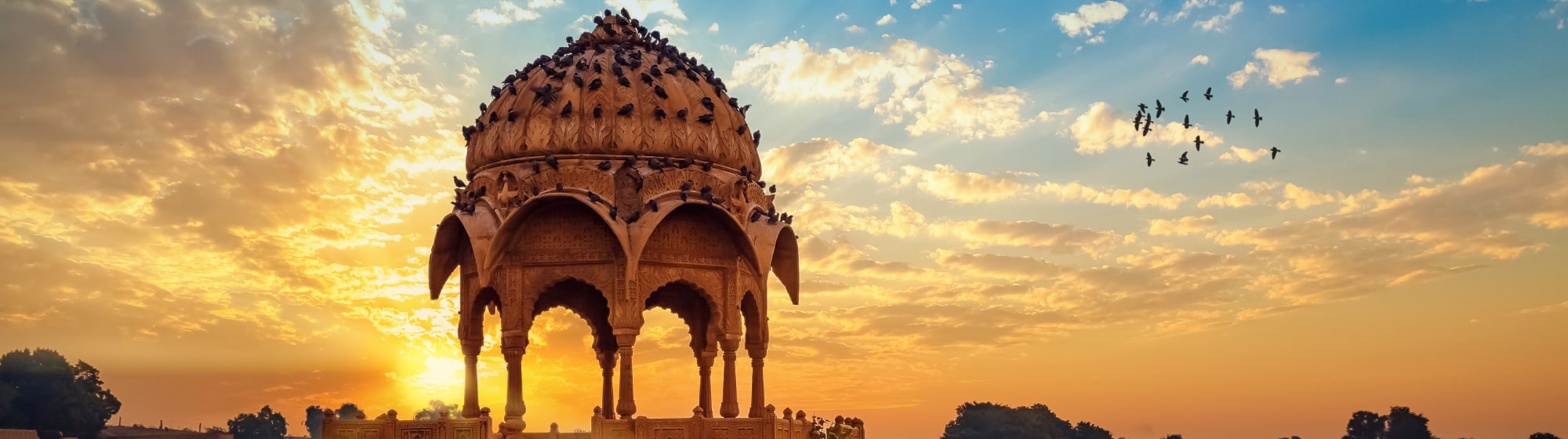  Architecture médiévale sur un lac en Inde au lever du soleil