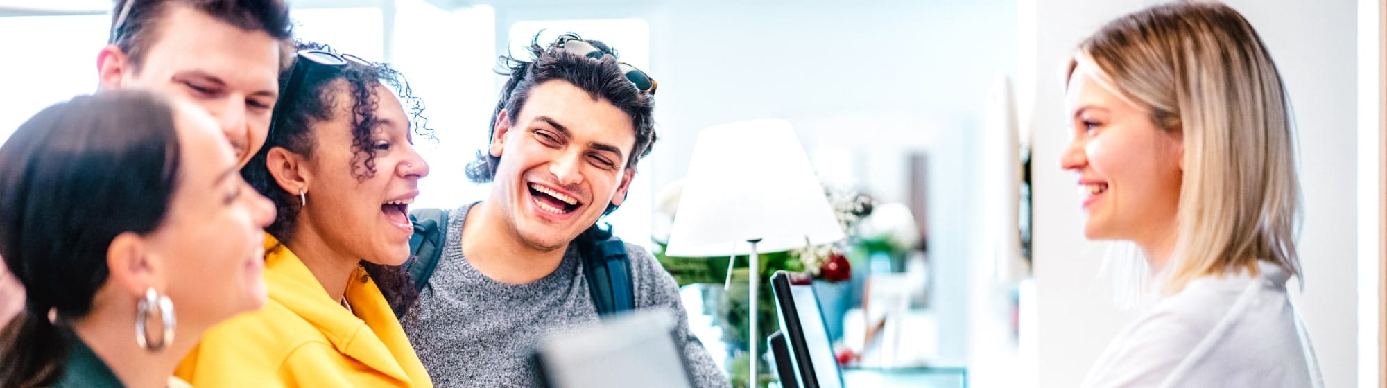 Des jeunes se renseignant auprès d'une receptionniste. 
