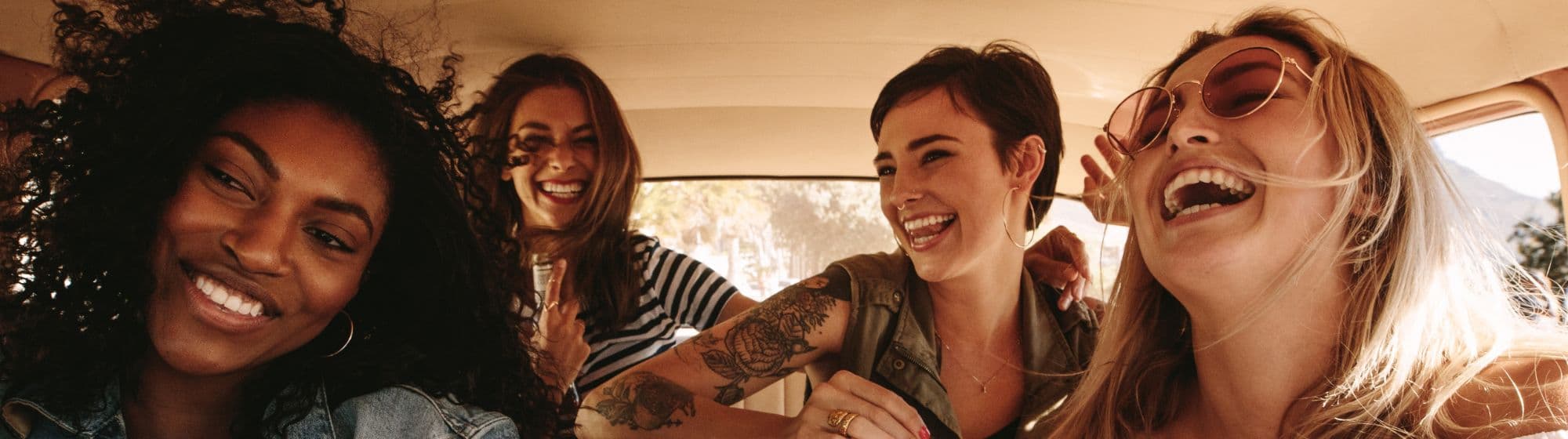 Des jeunes femmes en voiture