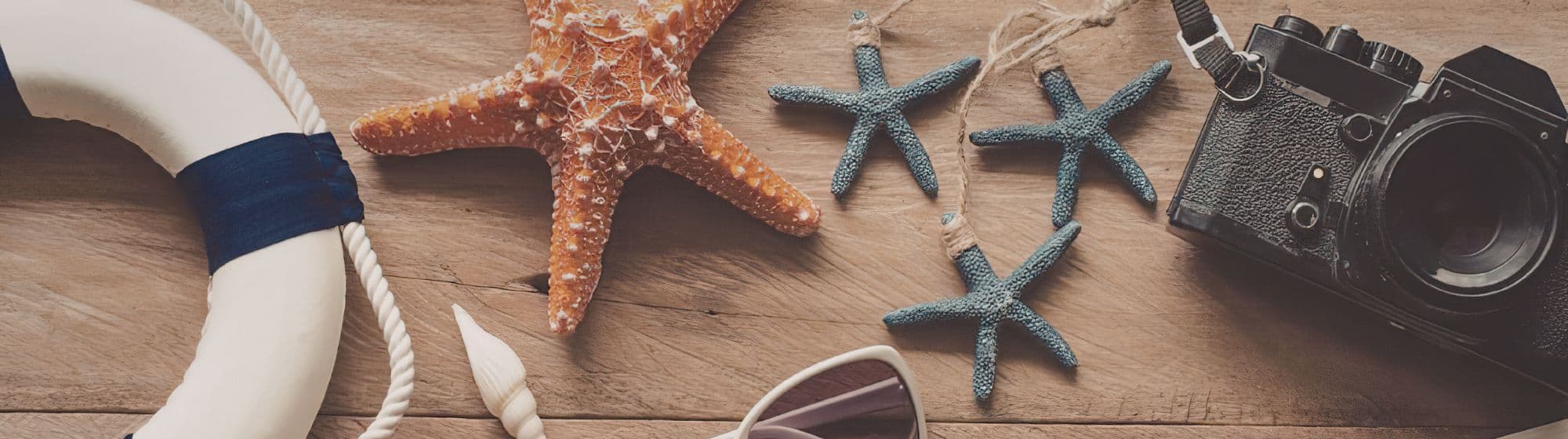 un appareil photo, une bouet et une étoilde de mer