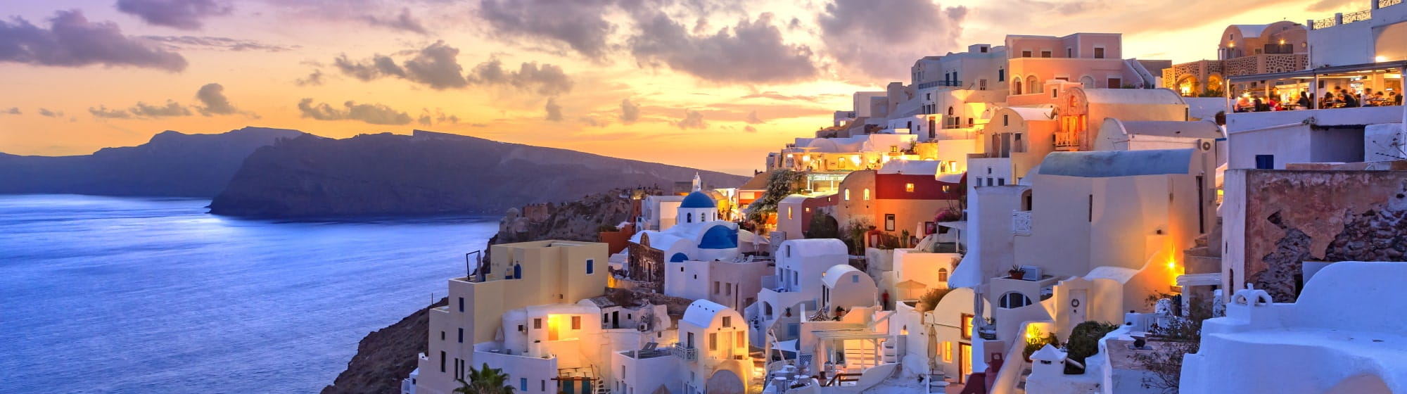 Coucher de soleil sur Santorin à l'aube sur le village d'Oia